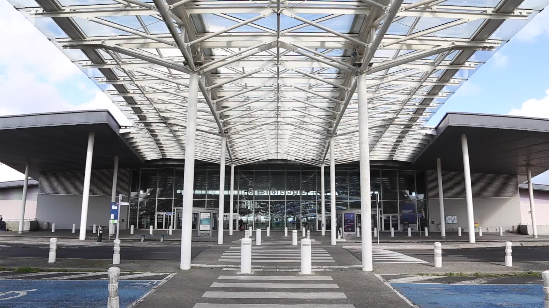 Brest. Premier aéroport équipé de films antimicrobiens (Le Télégramme)