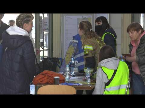 Polish volunteers welcome Ukrainian refugees at train station