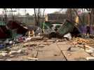 Des habitants de Kiyv inspectent leurs maisons détruites