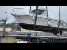 Boulogne-sur-Mer : premiers grutages de bateaux de la saison avec l'Espadon Club