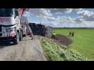 Sailly-en-Ostrevent : un camion chargé de terre se couche, la route coupée