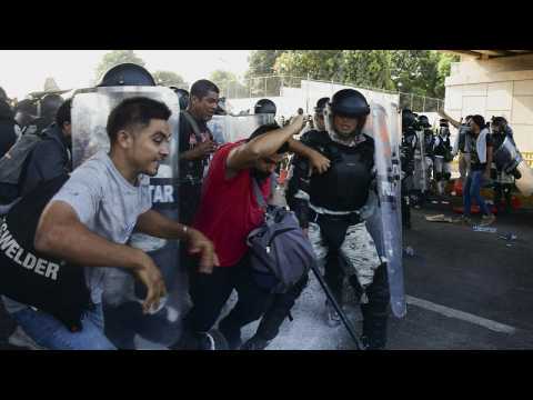 Migrants clash with police at roadblocks in Mexico