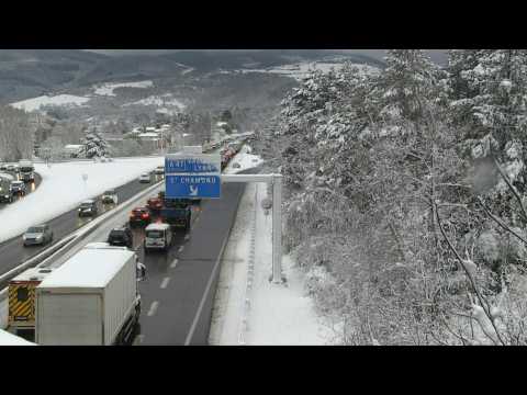 Weather: traffic disrupted by snow in Saint-Etienne (France)