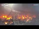 Après un bombardement russe, un incendie se déclare dans la banlieue de Kyiv