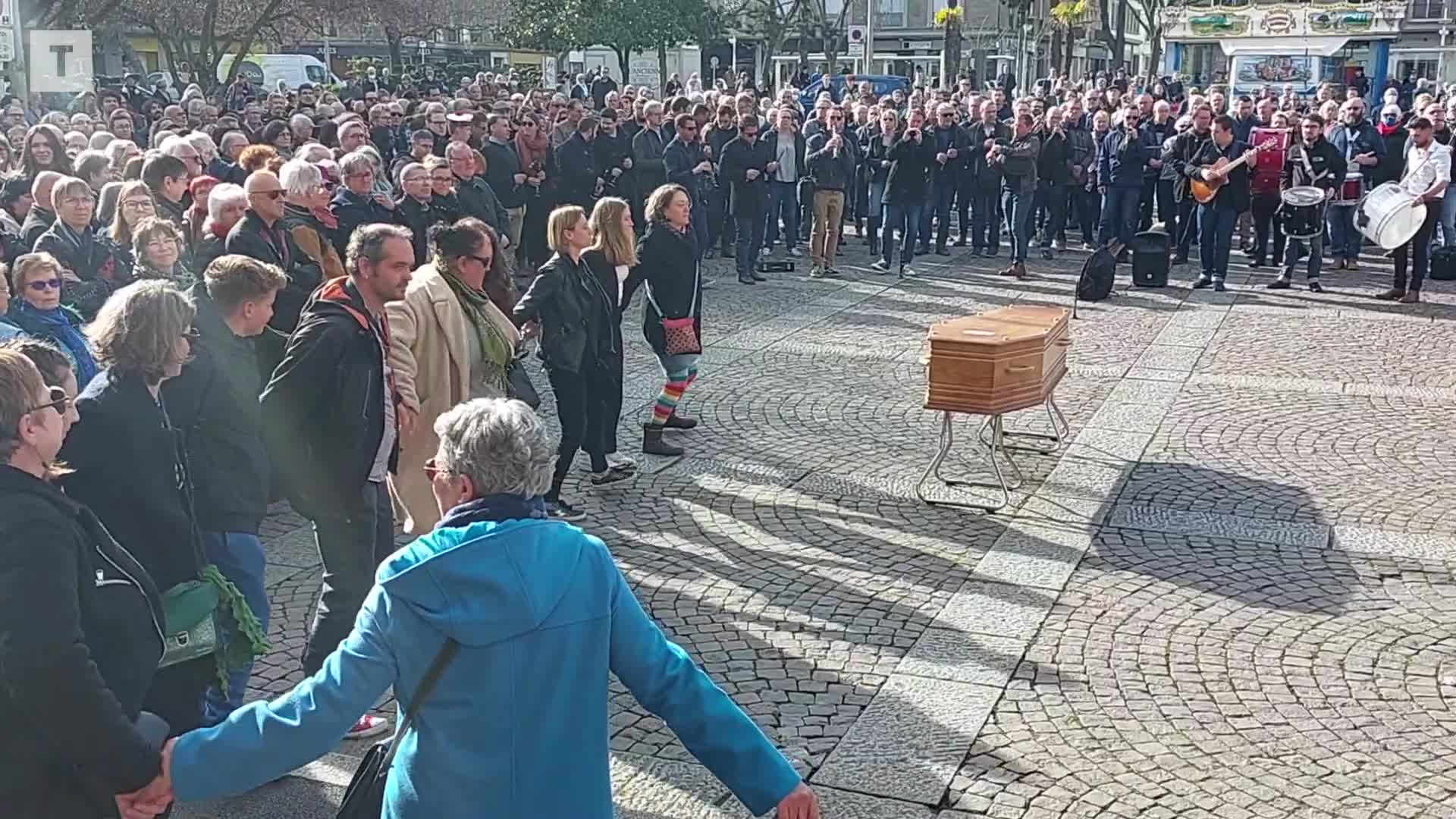 Lorient. Une foule émue et dansante aux obsèques d'Irène Le Mentec (Le Télégramme)