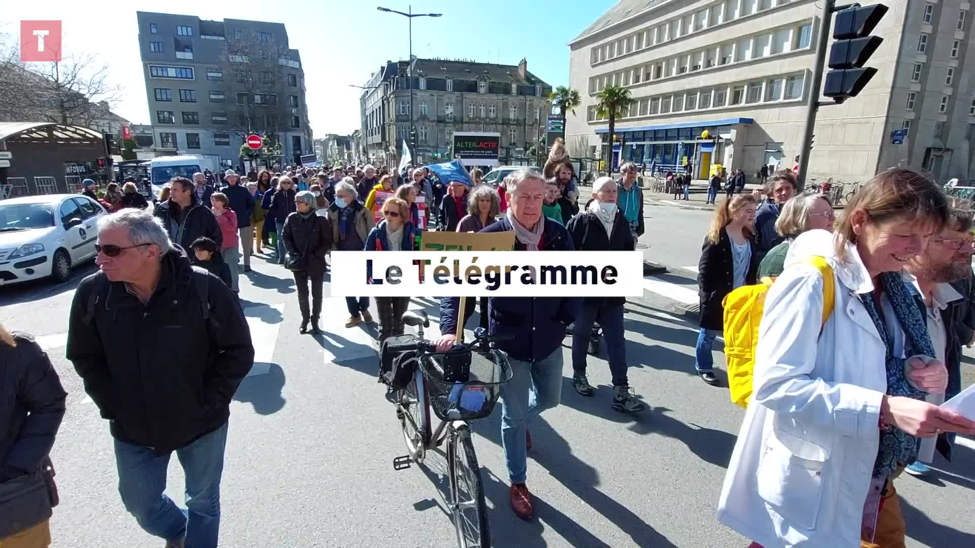 300 marcheurs pour le climat dans les rues de Vannes (Le Télégramme)