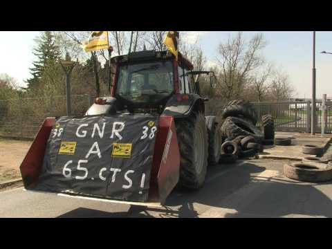 French farmers and truckers block refinery near Lyon