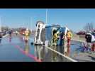 Un camion-citerne sur le flanc bloque l'A54