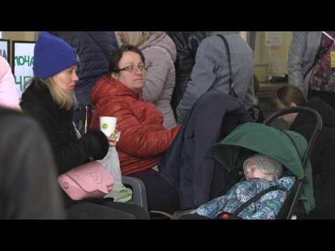 Ukrainian refugees arrive and depart from Polish border city