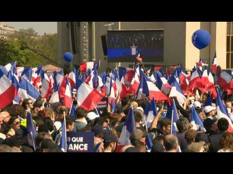 Far-right poll hopeful Zemmour draws crowds in Paris