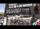 Des street artistes dénoncent la guerre en Ukraine sur les murs en Californie