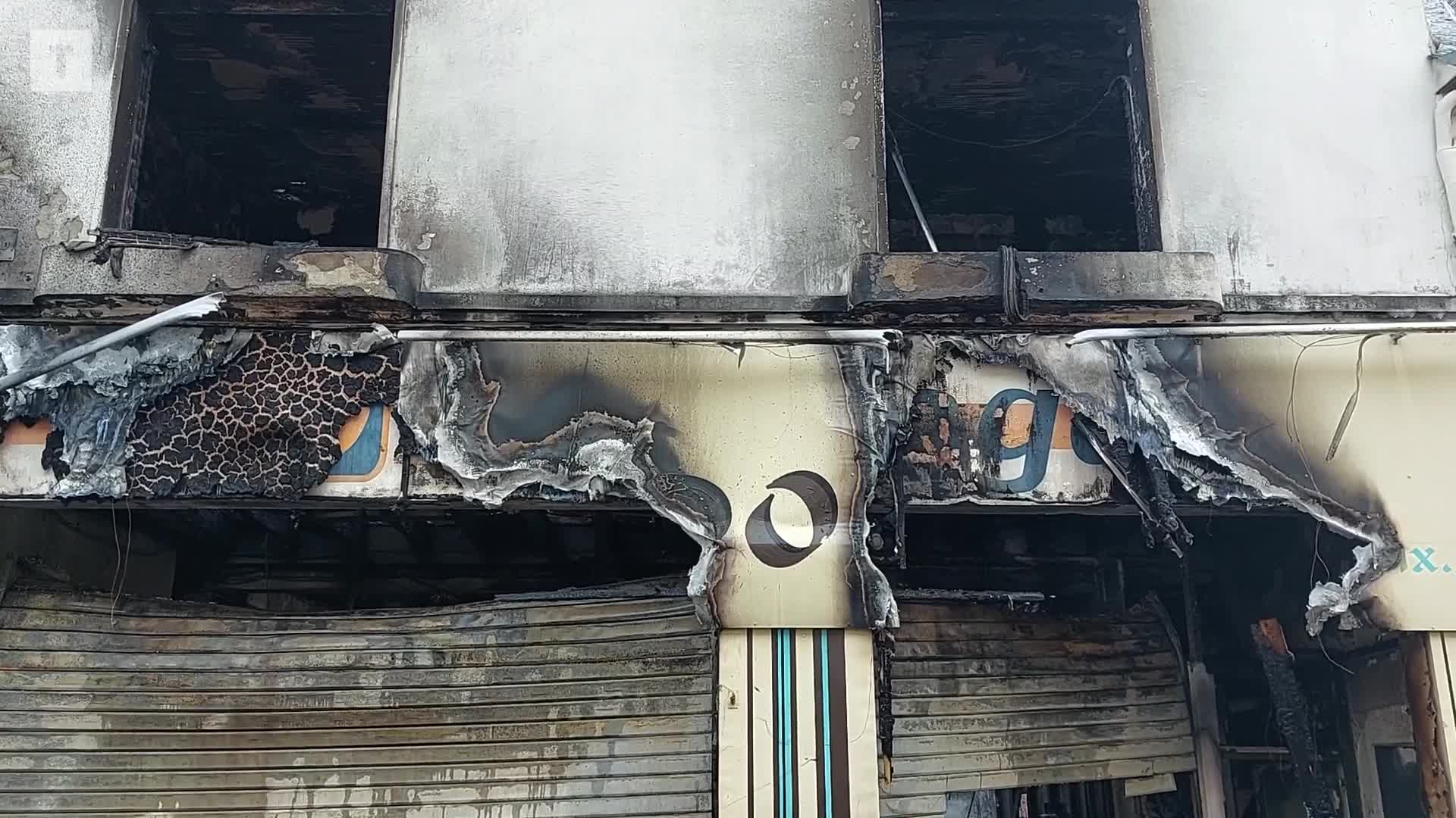 Un immeuble ravagé par les flammes dans le centre-ville de Locminé (Le Télégramme)