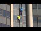 Deux grimpeurs escaladent la tour Montparnasse en soutien à l'Ukraine