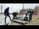 Ukraine: dans les rues de Boutcha, des bénévoles ramassent les cadavres