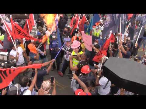 Protesters and police clash on the anniversary of the Government of Panama