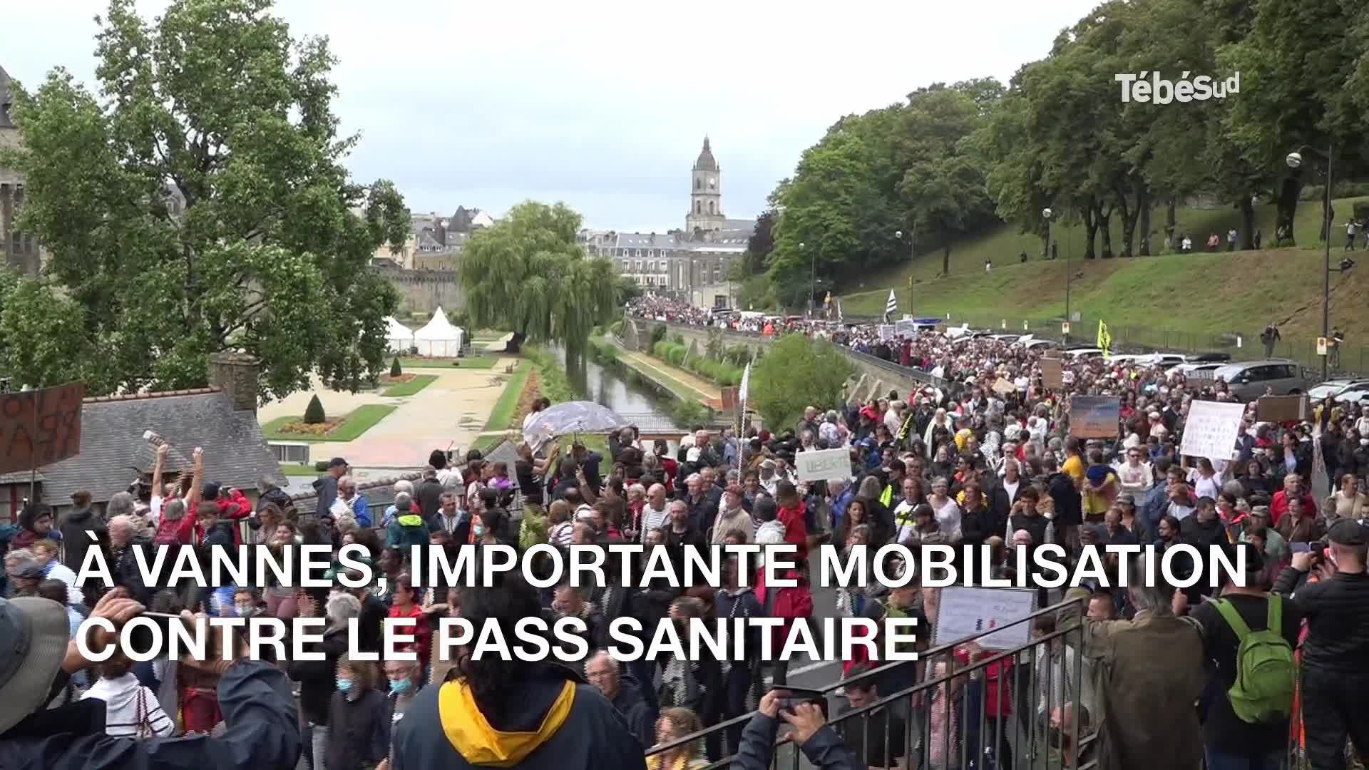 Pass sanitaire : plusieurs milliers de manifestants dans les rues de Vannes (Tébéo-TébéSud)
