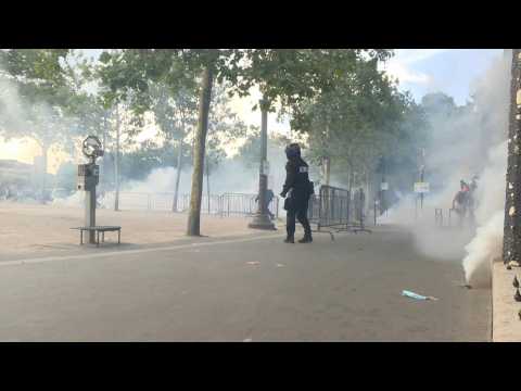 Police, protesters clash in Paris after health pass protests