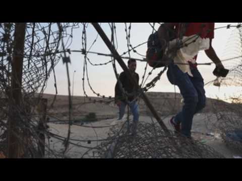 Palestinian workers enter Israel despite travel ban