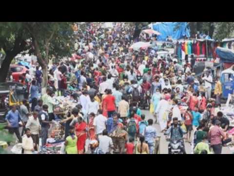 Crowded market in Mumbai amid coronavirus pandemic