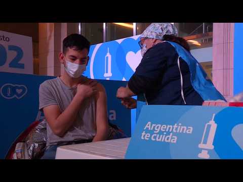 Argentines treated to tango at Buenos Aires vaccine center