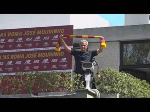 Hundreds of Roma fans welcome José Mourinho at Ciampino airport