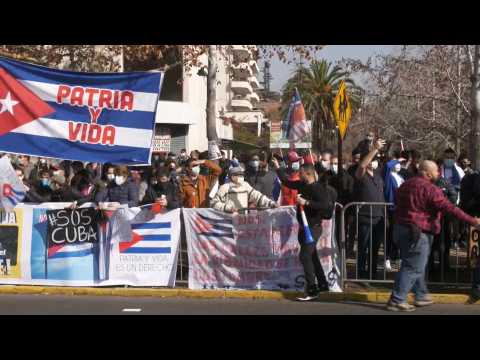Supporters, opponents of Cuban gov't clash in Chile