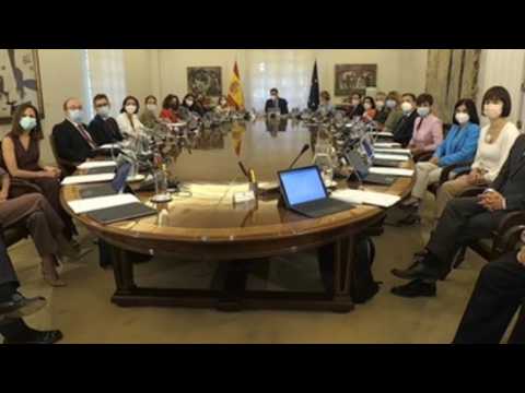 Sanchez's new government holds first cabinet meeting
