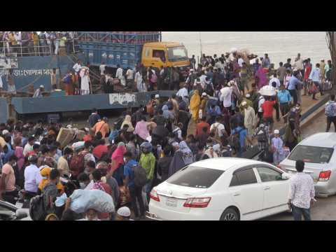 Thousands crowd onto boats, leaving Bangladeshi capital ahead of Covid lockdown