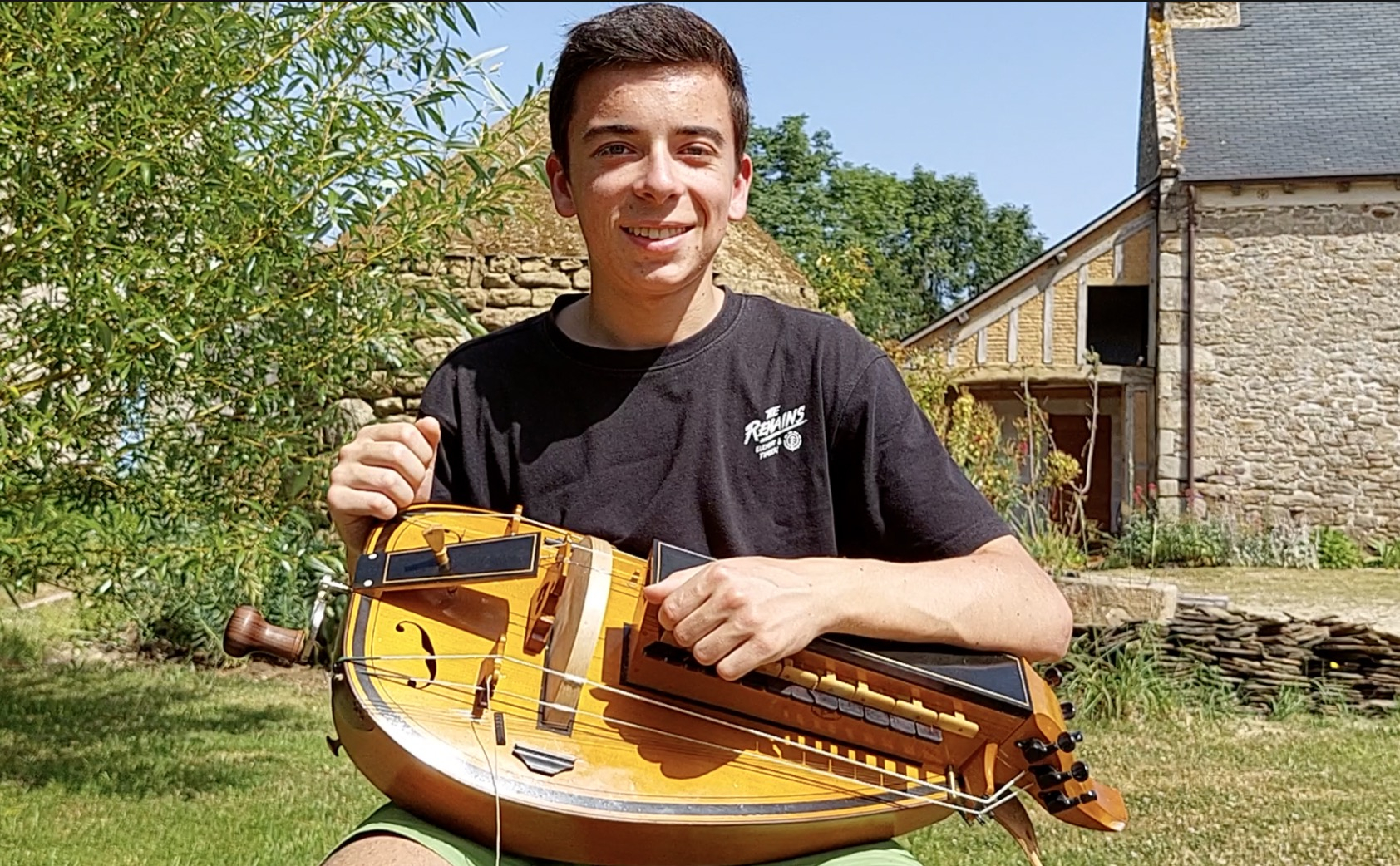 Uriel L'Hermitte, le plus jeune joueur de vielle à roue en Bretagne (Le Télégramme)