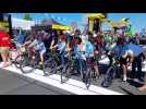 Des jeunes cyclos sur la ligne d'arrivée du Tour de France