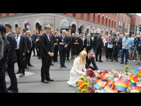 Norwegian Royal family lays down flowers at site of shootings