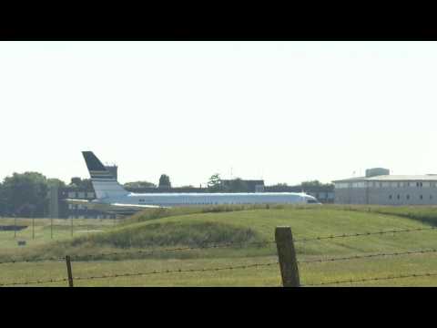 UK: plane believed to be bound for Rwanda with asylum seekers at airfield