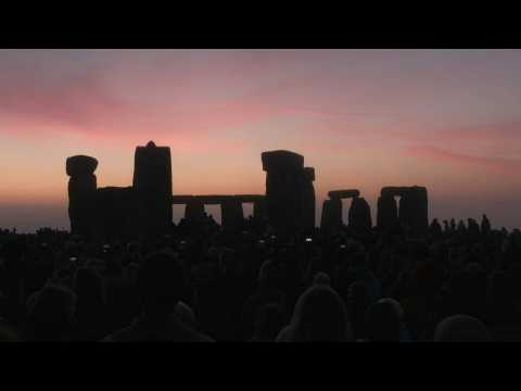 UK: Sun rises behind Stonehenge on summer solstice