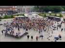 Flashmob de 900 écoliers devant la mairie de Calais