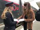 VIDEO. Mélanie Doutey, Anne Parillaud et Pascal Elbé signent le livre d'or en gare de La Baule