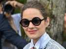 Fashion Week de Paris : Marion Cotillard débarque au défilé Chanel en minishort, ce look...