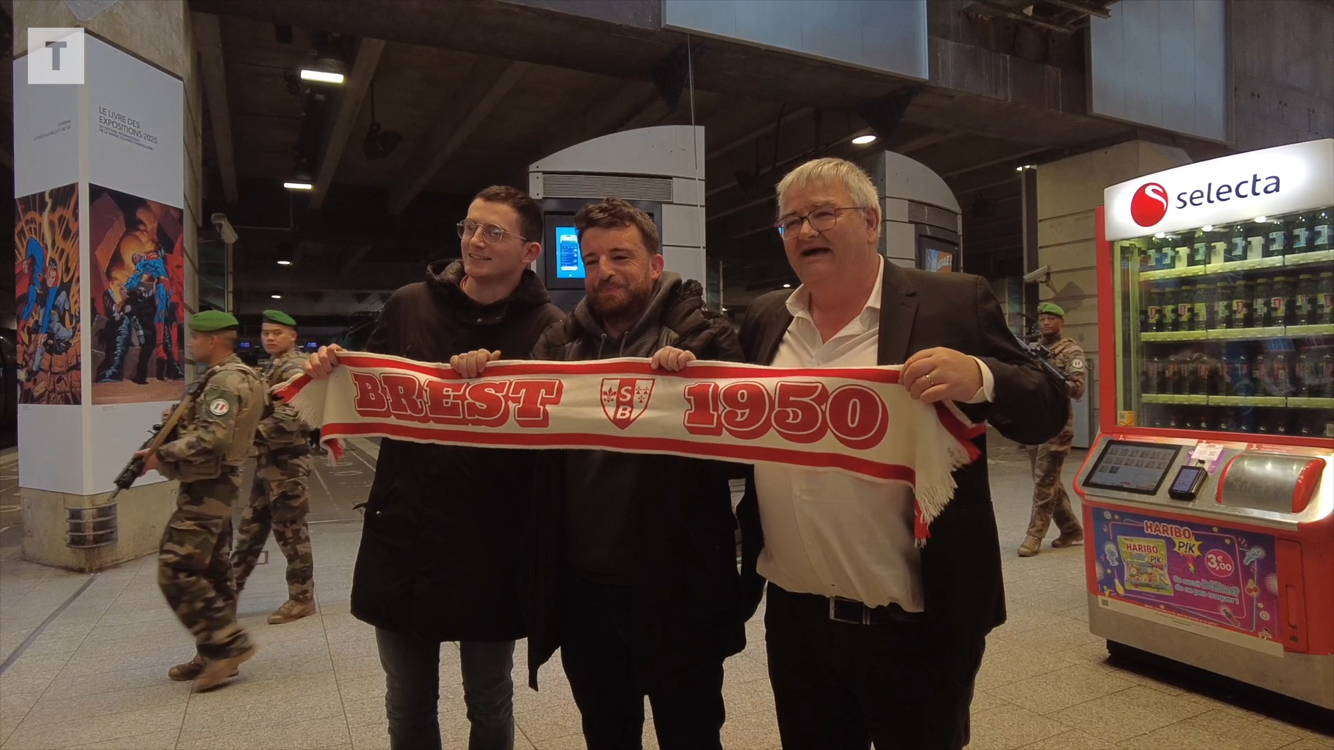 PSG - Brest : les supporters brestois, et leur mascotte Gérard Le Saint, sont arrivés à Paris