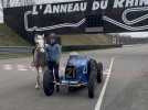 Anneau du Rhin : Mathilde et Sligo face à une Bugatti