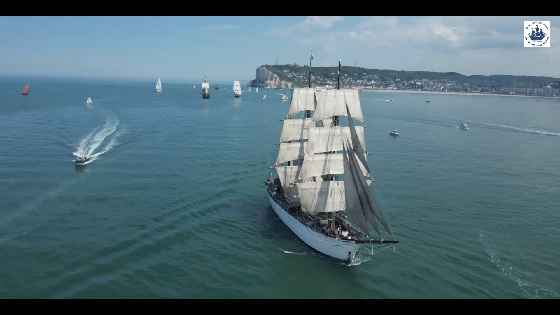 À Brest, on immerge des troncs de chêne pour la restauration du trois-mâts Le Français [Vidéo]