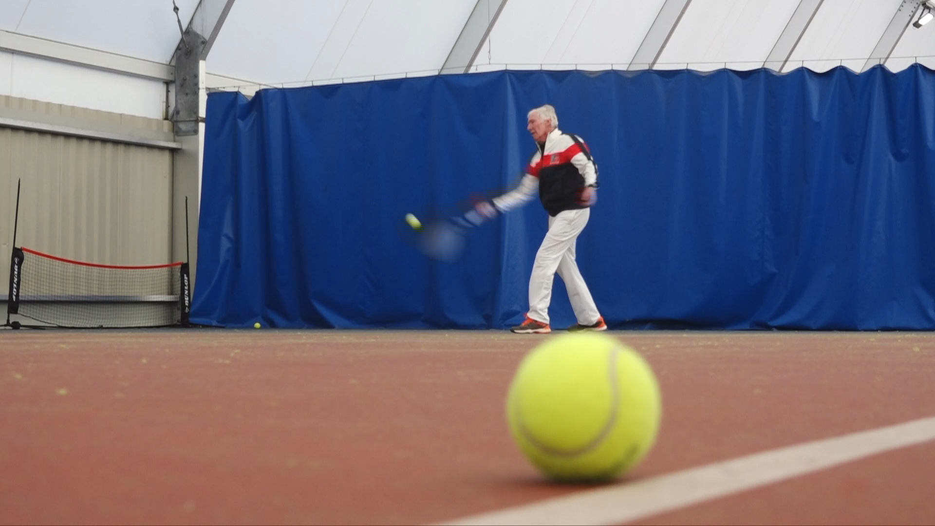 « Je voudrais mourir sur un terrain de tennis » : à 85 ans, Roger Nicolas est le 22e joueur mondial de tennis [Vidéo]