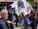 Les manifestants arrivent devant la préfecture ou un barrage a été installé