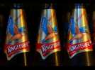 Des bouteilles de bière Kingfisher sont conservées dans une glacière dans un bar de Gurugram.