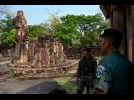 Un soldat cambodgien, à droite, et un soldat thaïlandais montent la garde devant le temple khmer de Prasat, revendiqué par leur deux pays et situé dans la province cambodgienne d'Oddar Meanchey, près de leur frontière, le 26 mars 2025 ( AFP / TANG CHHIN S