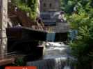 Insolite - Spectaculaire intervention pour remettre en place un pont long de 11 mètres au coeur de cette vallée du Puy-de-Dôme