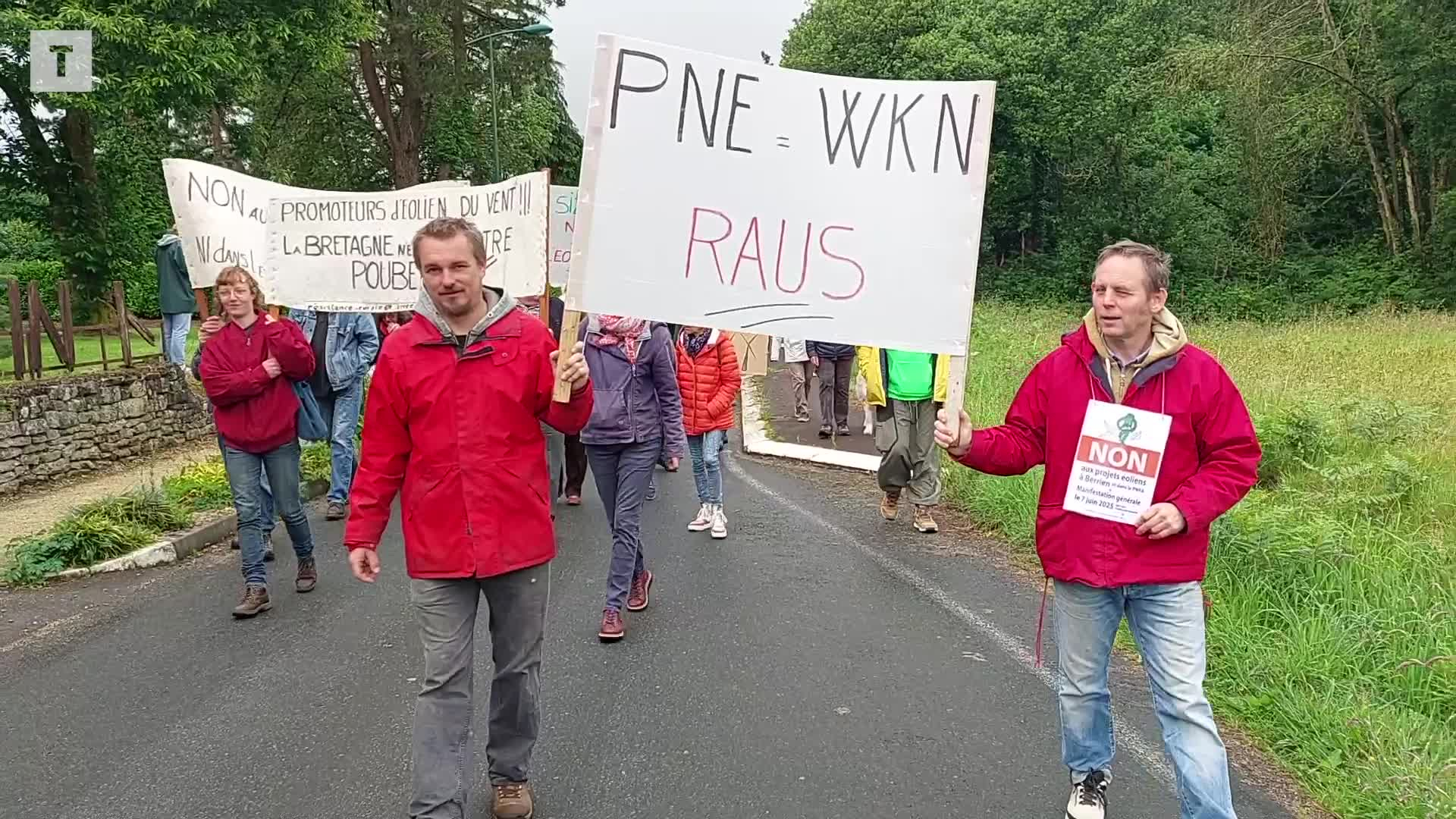 « On fera tout pour que ça ne se fasse pas » : à Berrien, une centaine de manifestants crient leur opposition aux projets éoliens