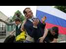 VIDÉO. La statue d'Emmanuel Macron volée au musée Grévin et déposée devant l'ambassade de Russie