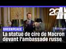 La statue de Macron volée et déposée devant l'ambassade de Russie