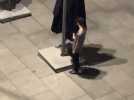 VIDÉO. Violences à Angers : un adolescent filmé en train de mettre le feu au parasol d'un restaurant