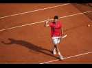 Expéditif, Novak Djokovic remporte sa 100e victoire à Roland-Garros et file en quarts