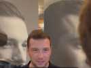 Jordan Bardella face aux journalistes lors de sa séance de dédicaces à Ajaccio